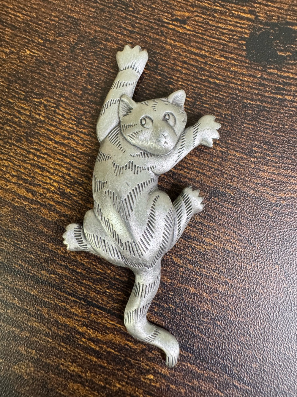 JJ Jonette Jewelry Pewter Cat Climbing Brooch - Silver Tone Signed 1988